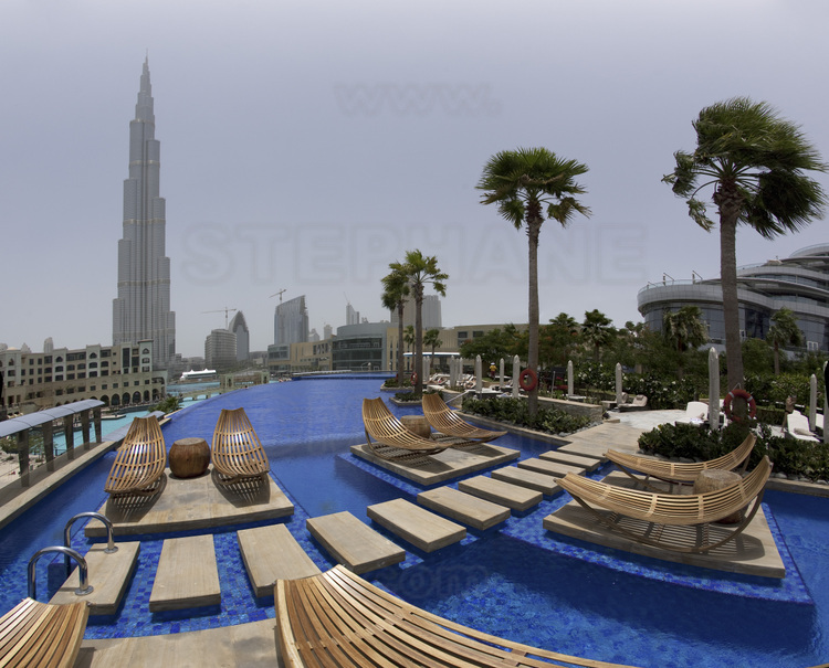 La tour Burj Khalifa (plus haute du monde avec 828 mètres) depuis la piscine de l'hôtel Adress, établissement 5 étoiles de 58 étages.