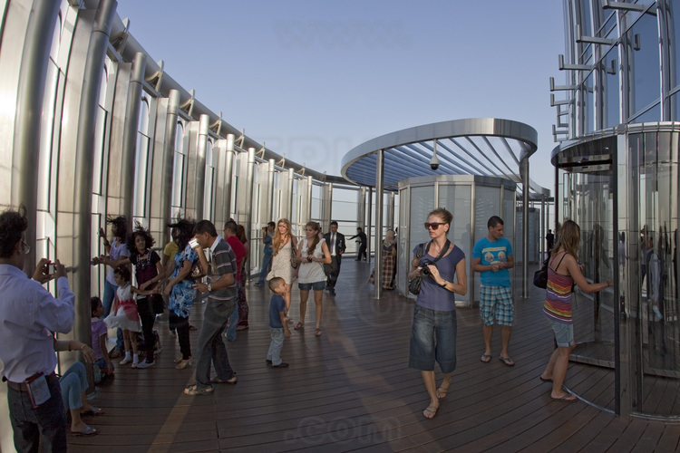 La terrasse d'observation (observation deck) au 124ème étage de la Tour Burj Khalifa, à 430 mètres d'altitude.