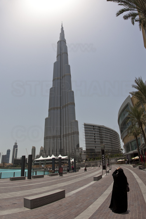 La tour Burj Khalifa (plus haute du monde avec 828 mètres) depuis l'esplanade du Burj Khalifa Lake, un lac artificiel de 12 hectares.
