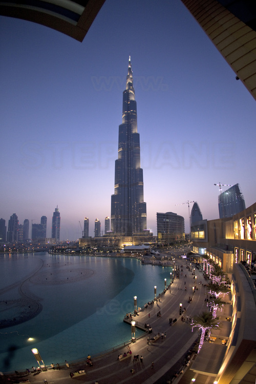 Au crépuscule, la Tour Burj Khalifa (plus haute du monde avec 828 mètres) depuis l'esplanade du Burj Khalifa Lake, un lac artificiel de 12 hectares.