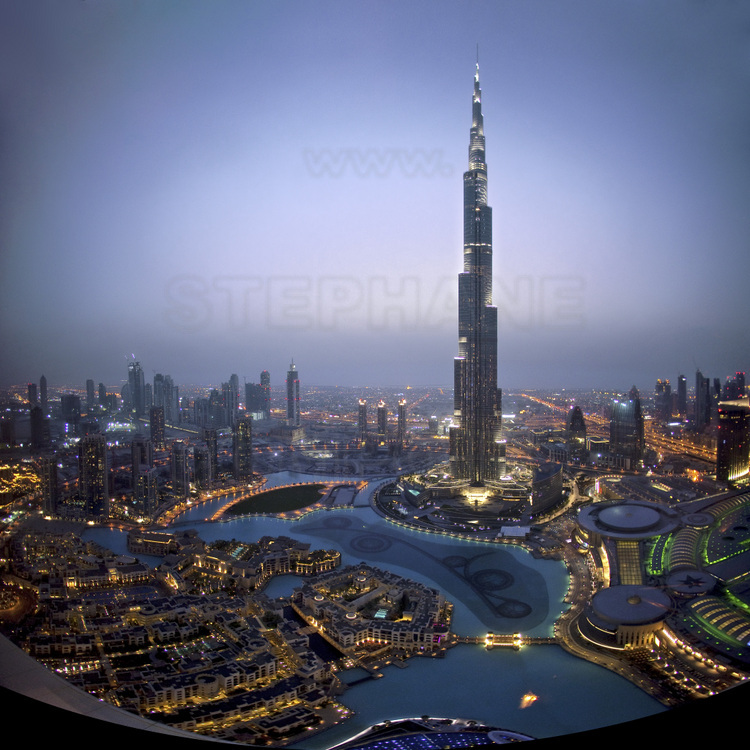 Au crépuscule, la Tour Burj Khalifa (plus haute du monde avec 828 mètres) et le nouveau quartier 