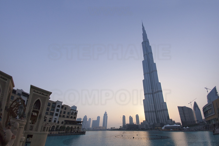 La Tour Burj Khalifa (plus haute du monde avec 828 mètres) au crépuscule, depuis l'esplanade du Burj Khalifa Lake, un lac artificiel de 12 hectares.