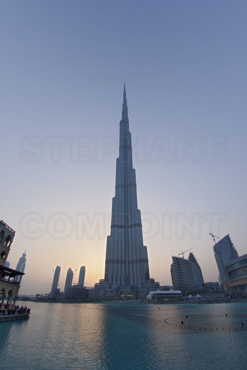 La tour Burj Khalifa (plus haute du monde avec 828 mètres) au crépuscule depuis l'esplanade du Burj Khalifa Lake, bassin artificiel de 12 hectares.