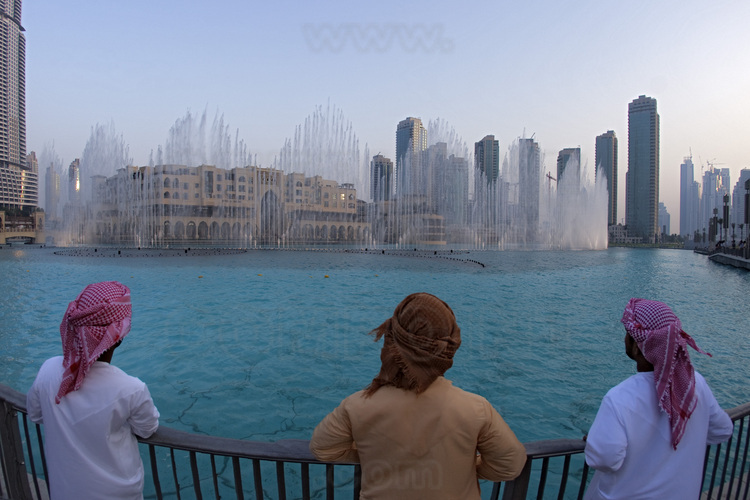 Toutes les demi-heures, des jeux d'eau dignes des palaces de Las Vegas sur le Burj Khalifa Lake, bassin artificiel de 12 hectares.