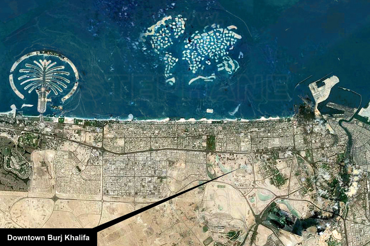 Photo satellite de Dubai avec indication de Downtown Burj Khalifa, nouveau quartier où est situé la plus haute tour du monde. En haut à gauche, le fameux site du Palm. En haut au centre, le World, dont le chantier est stoppé depuis la crise de 2008. En haut à droite, le port et la ville ancienne de Dubai. Au centre de gauche à droite, la Sheikh Zayed Road, qui traverse l'Émirat du Nord au Sud.