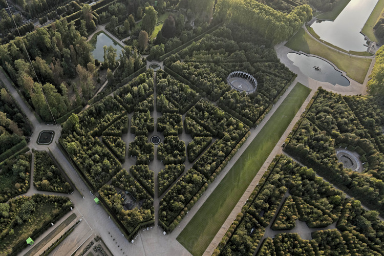 Vue des jardins de Versailles. Dans le Grand Parc de Versailles conçu et aménagé par André Le Nôtre règnent toujours l'ordre et la symétrie caractéristiques du 