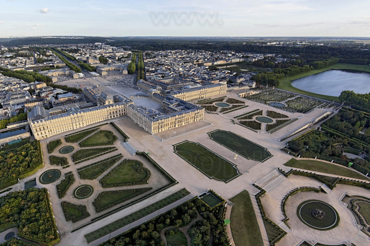Vue d'ensemble du Château et de la ville de Versailles depuis le nord ouest. Dans le Grand Parc de Versailles conçu et aménagé par André Le Nôtre règnent toujours l'ordre et la symétrie caractéristiques du 