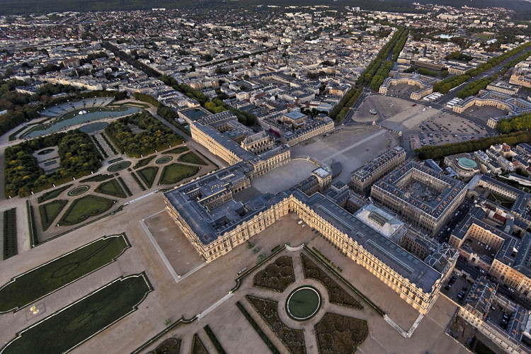 Vue d'ensemble du Château et de la ville de Versailles depuis le sud ouest. Dans le Grand Parc de Versailles conçu et aménagé par André Le Nôtre règnent toujours l'ordre et la symétrie caractéristiques du 