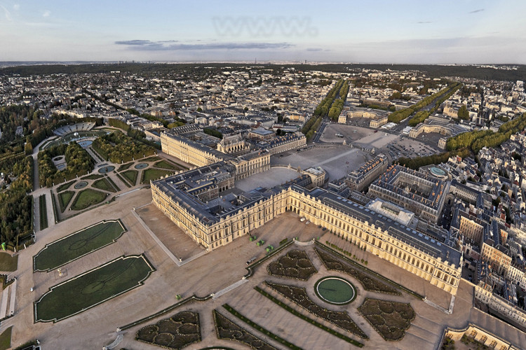 Vue d'ensemble du Château et de la ville de Versailles depuis le sud ouest. Dans le Grand Parc de Versailles conçu et aménagé par André Le Nôtre règnent toujours l'ordre et la symétrie caractéristiques du 