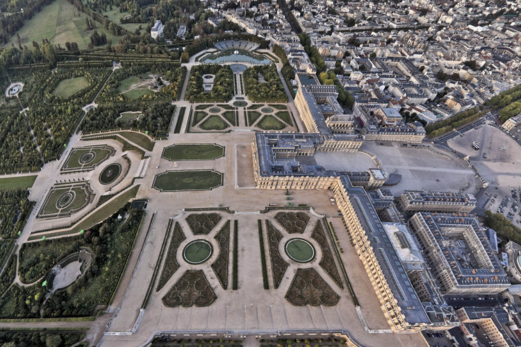 Vue d'ensemble du Château de Versailles depuis le sud. Dans le Grand Parc de Versailles conçu et aménagé par André Le Nôtre règnent toujours l'ordre et la symétrie caractéristiques du 