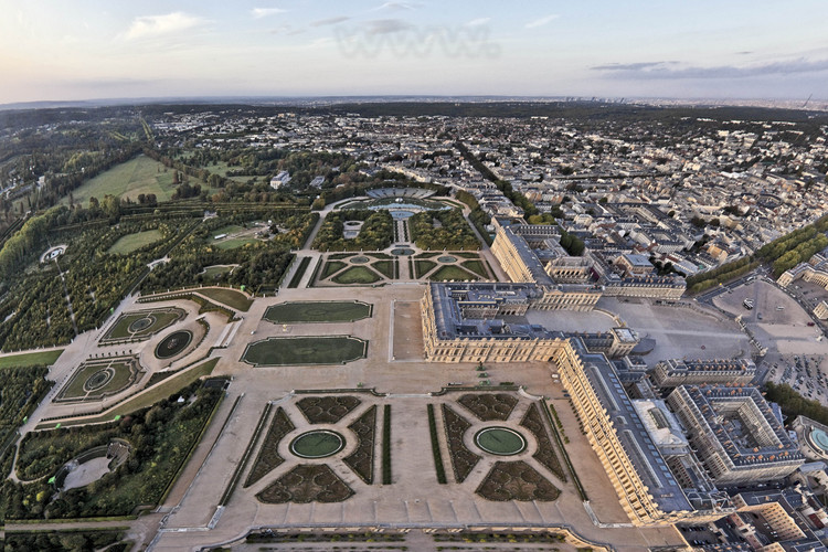 Vue d'ensemble du Château et de la ville de Versailles depuis le sud. Dans le Grand Parc de Versailles conçu et aménagé par André Le Nôtre règnent toujours l'ordre et la symétrie caractéristiques du 