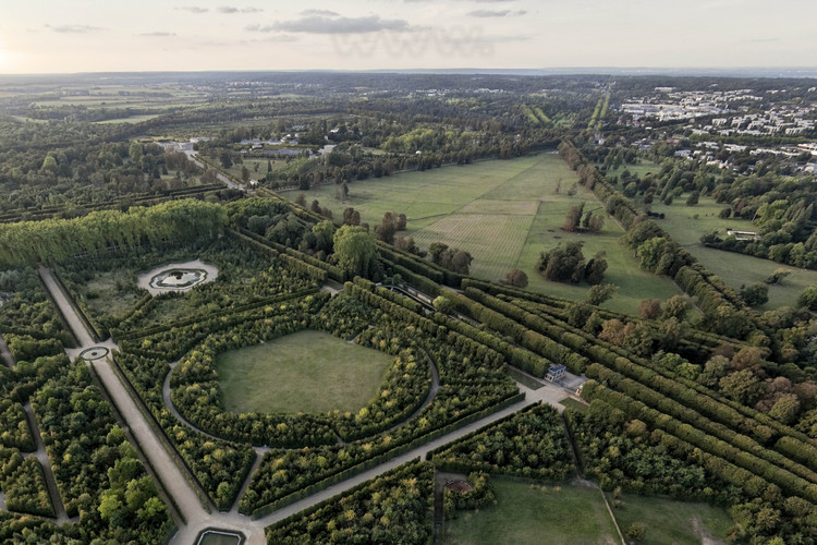 Vue des jardins de Versailles. Dans le Grand Parc de Versailles conçu et aménagé par André Le Nôtre règnent toujours l'ordre et la symétrie caractéristiques du 