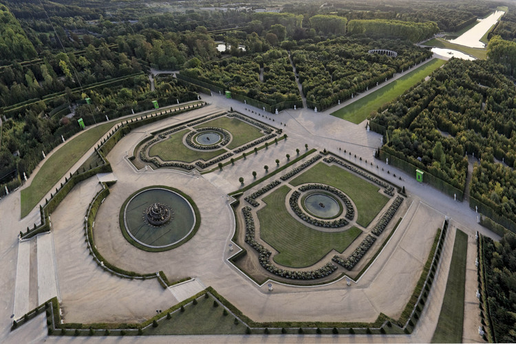 Vue du Parc et du Grand Canal de Versailles depuis le nord est. Dans le Grand Parc de Versailles conçu et aménagé par André Le Nôtre règnent toujours l'ordre et la symétrie caractéristiques du 