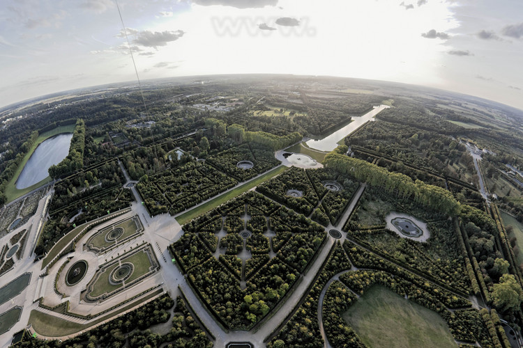 Vue d'ensemble du Parc et du Grand Canal de Versailles depuis le nord est. Dans le Grand Parc de Versailles conçu et aménagé par André Le Nôtre règnent toujours l'ordre et la symétrie caractéristiques du 