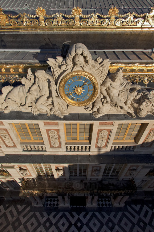 Cour de Marbre. A l'époque du Roi-Soleil, Versailles vit à l'heure de cette horloge à masque d'Apollon, image idéalisée de Louis XIV, qui surplombe la chambre du roi.