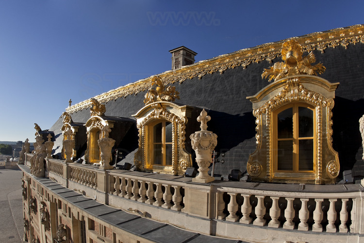 Depuis 2003, la rénovation menée dans le cadre du Grand Versailles a redonné aux aux ornement de faîtages (redorés en plein) leur éclat d'antan, comme au temps du Roi-Soleil.