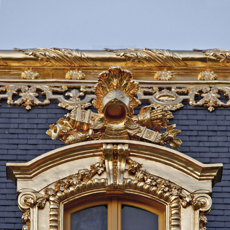 Depuis 2003, la rénovation menée dans le cadre du Grand Versailles a redonné aux aux ornement de faîtages (redorés en plein) leur éclat d'antan, comme au temps du Roi-Soleil.