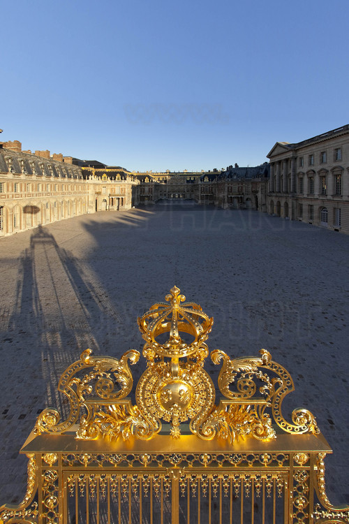 Les ors de Versailles brillent toujours près de quatre siècles après l'édification du Palais. Ici la grille de la cour Royale, récemment restaurée.
