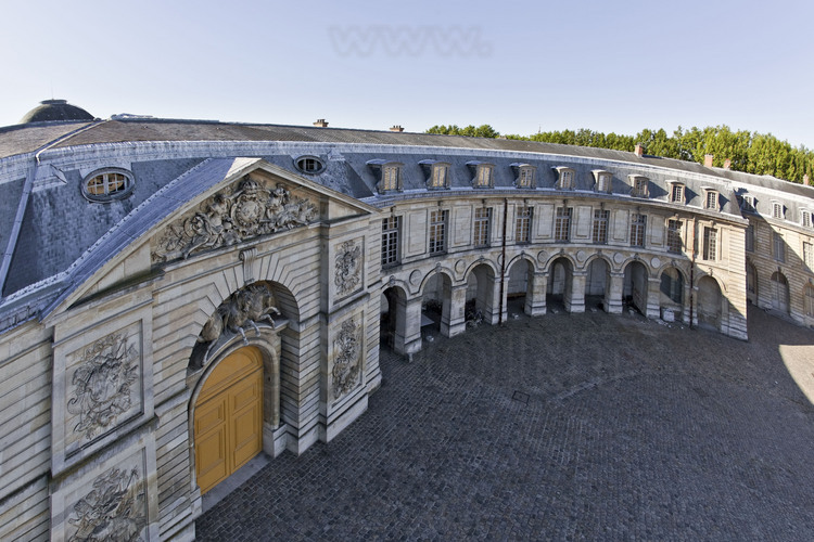 Entrée et façade de la Petite Écurie, située au sud ouest de la place d'Armes.