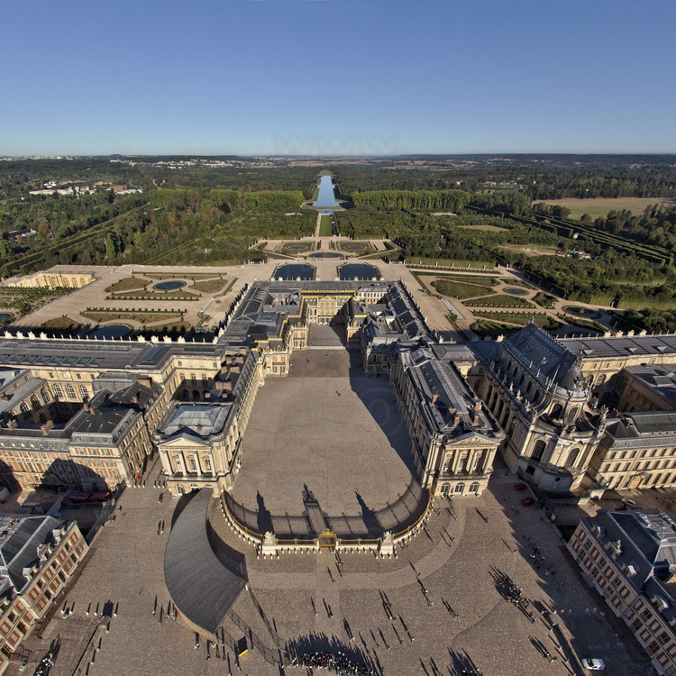 Vue d'ensemble du Château et des jardins  de Versailles depuis l'est.