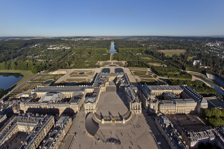 Vue d'ensemble du Château et des jardins  de Versailles depuis l'est.