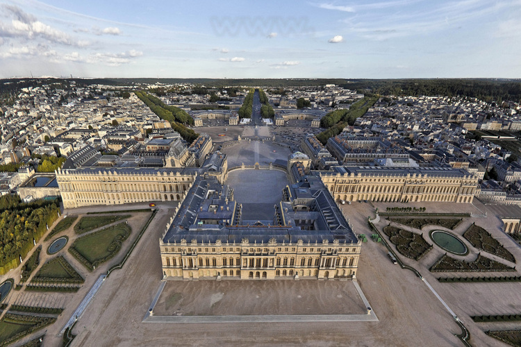 Vue d'ensemble du Château et de la ville de Versailles depuis l'ouest.
