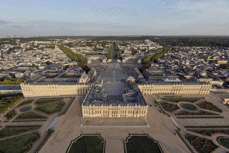 Vue d'ensemble du Château et de la ville de Versailles depuis l'ouest. Au premier plan, les Parterres d'eau et le Tapis Vert.