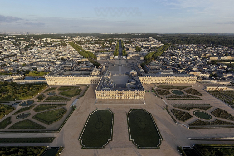 Vue d'ensemble du Château, des jardins et de la ville de Versailles depuis l'ouest. Au premier plan, les Parterres d'eau et le Tapis Vert.