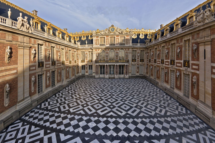 Cour de Marbre. Le château s'organise autour du noyau central laissé par Louis XIII. Les bâtiments qui entourent la cour de Marbre abritent les appartements du roi et de la reine. Leurs façades ont été remaniées par les architectes Le Vau et Hardouin-Mansart.