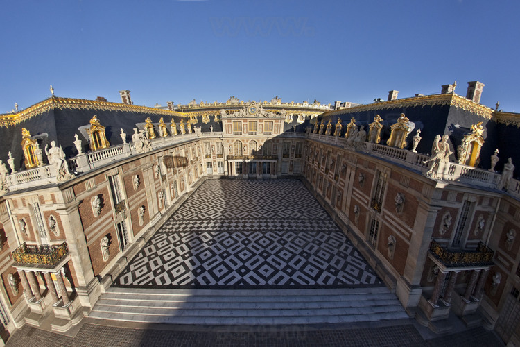 Cour de Marbre. Le château s'organise autour du noyau central laissé par Louis XIII. Les bâtiments qui entourent la cour de Marbre abritent les appartements du roi et de la reine. Leurs façades ont été remaniées par les architectes Le Vau et Hardouin-Mansart.