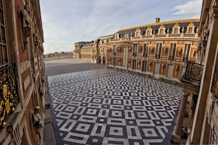Depuis le sud est, vue de la cour de Marbre, vitrine éblouissante des mariages de matériaux et des infinis jeux de couleurs à Versailles.