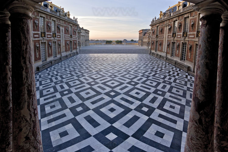 Depuis l'ouest, vue de la cour de Marbre, vitrine éblouissante des mariages de matériaux et des infinis jeux de couleurs à Versailles.