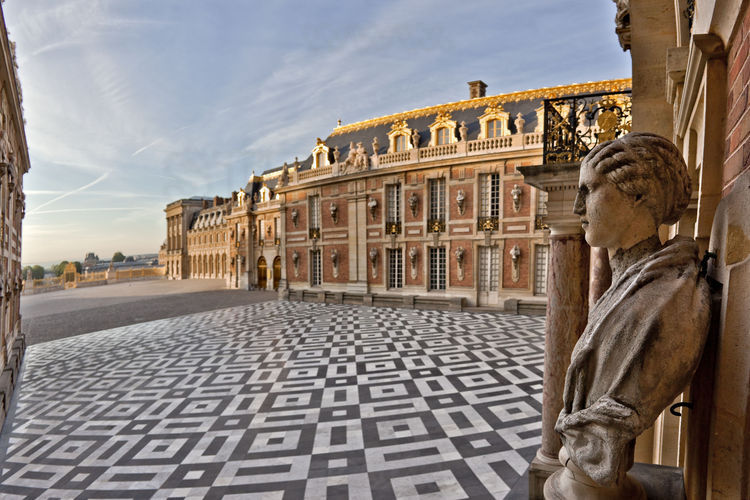 Depuis le nord ouest, vue de la cour de Marbre, vitrine éblouissante des mariages de matériaux et des infinis jeux de couleurs à Versailles.