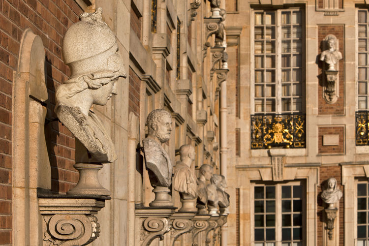 Ce buste de Minerve, dans l'aile du Midi de la cour de Marbre, met en valeur un mur de brique, un matériau très présent sur les façades tournées vers la ville.