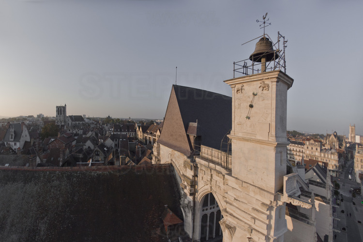 Dans le centre historique, le clocher de l'église Saint Jean au Marché (au premier plan), l'église Sainte madeleine (à gauche) et la cathédrale Saint Pierre et Saint Paul (en arrière plan). Altitude 40 mètres.