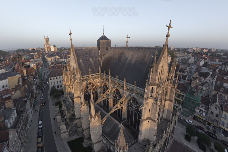 Dans le centre historique, la basilique Saint Urbain. A gauche, la rue Georges Clémenceau et la cathédrale Saint Pierre et Saint Paul (en arrière plan). Altitude 25 mètres.