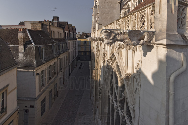 Dans le centre historique, gargouille de l'église Saint Jean au Marché depuis la rue Urbain IV. Altitude 15 mètres.