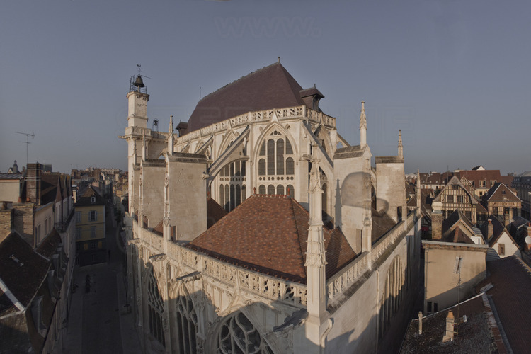 Dans le centre historique, le chevet de l'église Saint Jean au Marché depuis la rue Urbain IV. Altitude 25 mètres.