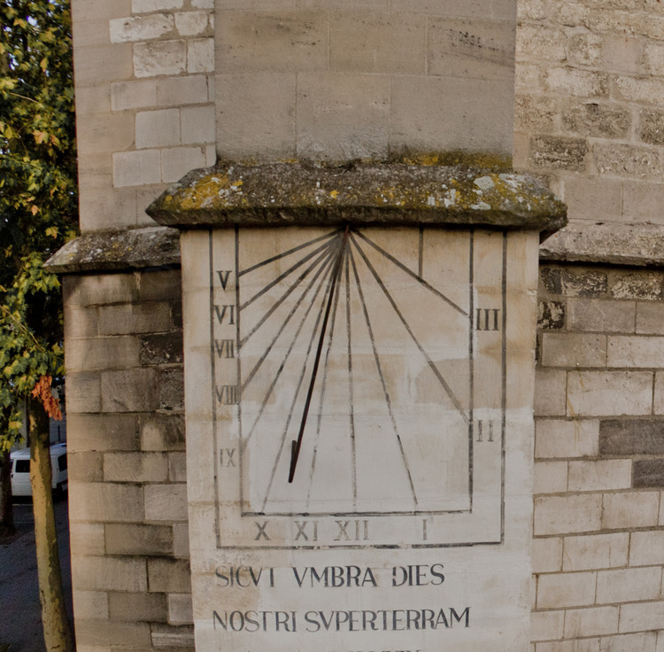 Dans le centre historique, le cadran solaire de l'église Saint Rémy depuis la place Saint Rémy. Altitude 15 mètres.