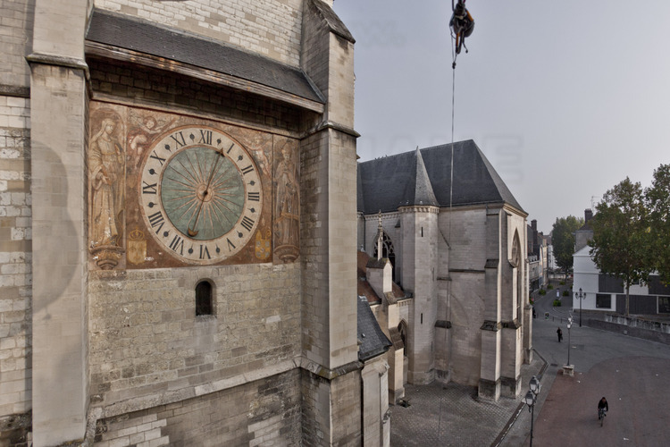 In the historical center, the clock of Saint Remy church. Elevation 15 meters.