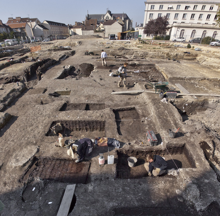 South of Prefecture and General Council, near Arbois de Jubainville street, archaeological excavations of an ancient medieval quarter. Elevation 8 meters.