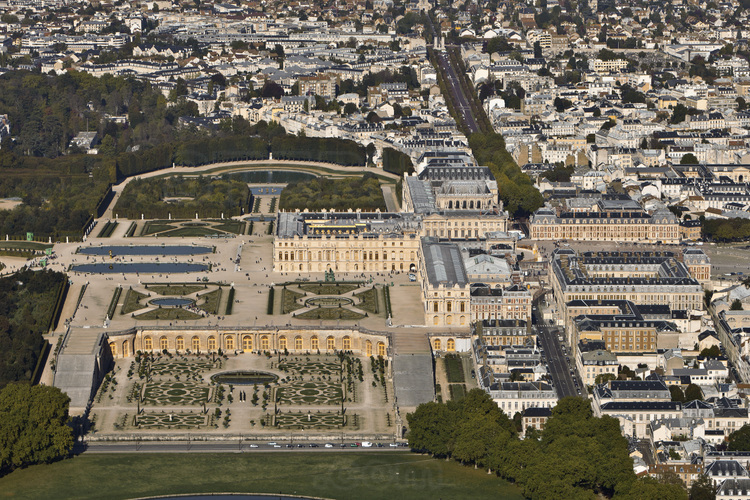 Vue générale du domaine de Versailles depuis le sud. En arrière plan, la partie nord de la ville.