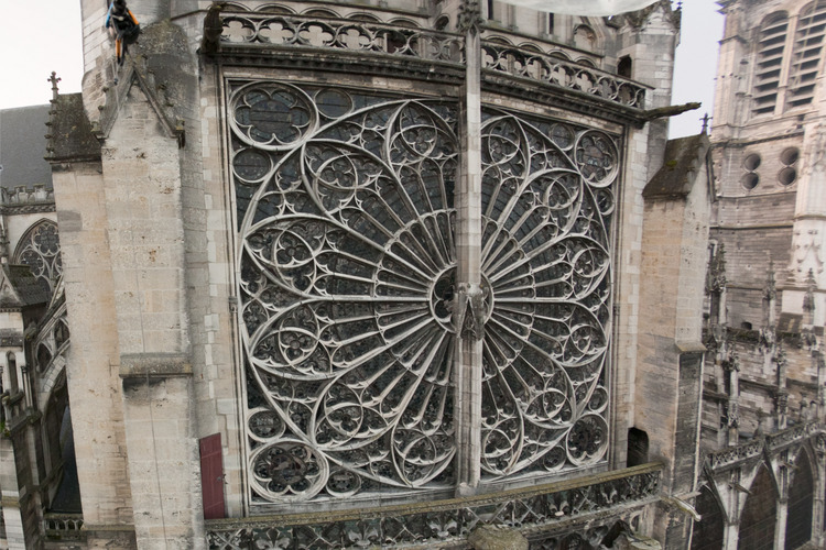 Dans le centre historique, la grande rosace de la façade nord de la cathédrale Saint Pierre et Saint Paul. Altitude 15 mètres.