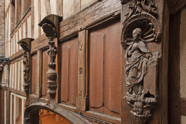 Dans le centre historique, détail de façade dans la cour du Mortier d'Or.