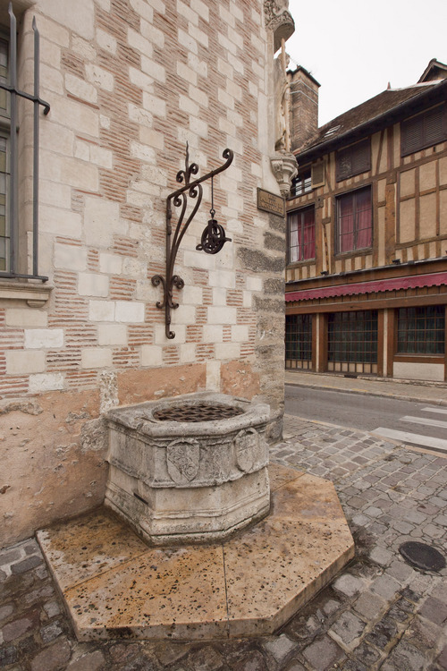 Dans le centre historique, fontaine datant du moyen-âge au carrefour des rues Paillot de Montabert et Charbonnet.
