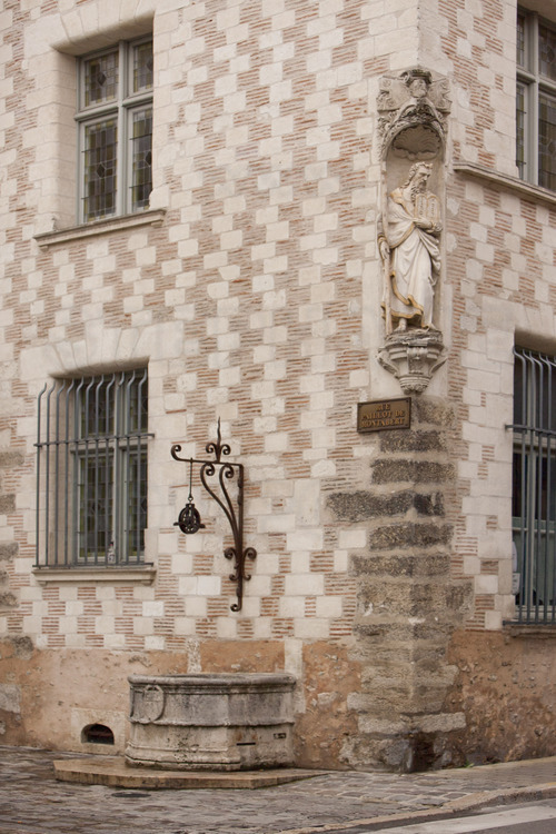 Dans le centre historique, fontaine datant du moyen-âge au carrefour des rues Paillot de Montabert et Charbonnet.