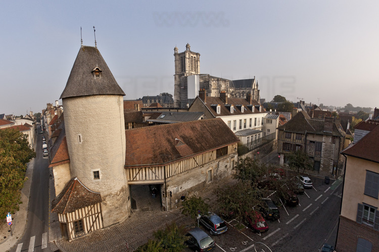 Dans l'est de la ville historique, l'hôtel du Petit Louvre, au carrefour des rues Saint Denis (à gauche) et Boucherat (à droite). En arrière plan, la cathédrale Saint Pierre et Saint Paul. Altitude 8 mètres.