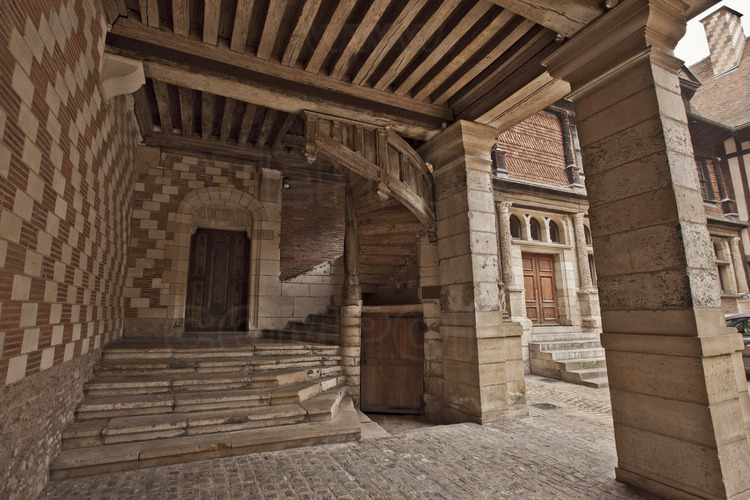 Dans le centre historique, intérieur de la cour de l'Hôtel de Mauroy, abritant le musée de la Maison de l'Outil.
