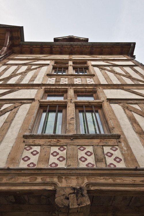 A l'est de la ville historique, détail de façade de maison médiévale dans la rue Kléber.