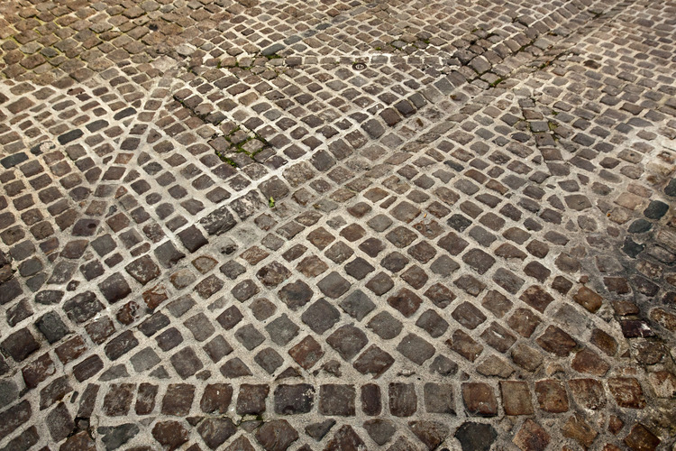 Dans le centre historique, détail de pavés de rues médiévales.